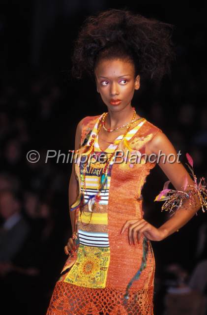 mode 16.JPG - Défilé Christian Lacroix 1996Carroussel du LouvreParis, France